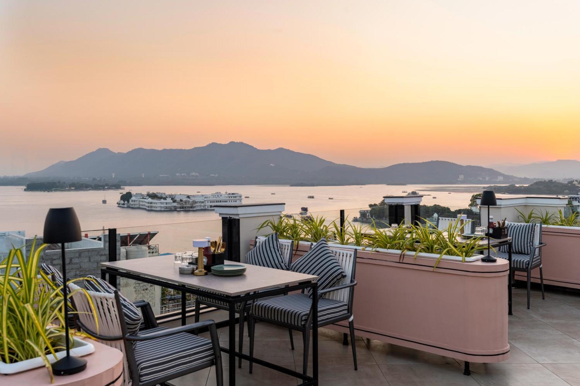 The Red Pier By Downtown Udaipur Hotel Ngoại thất bức ảnh